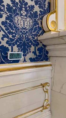 Термогигрометр Ivit в зале Эрмитажа