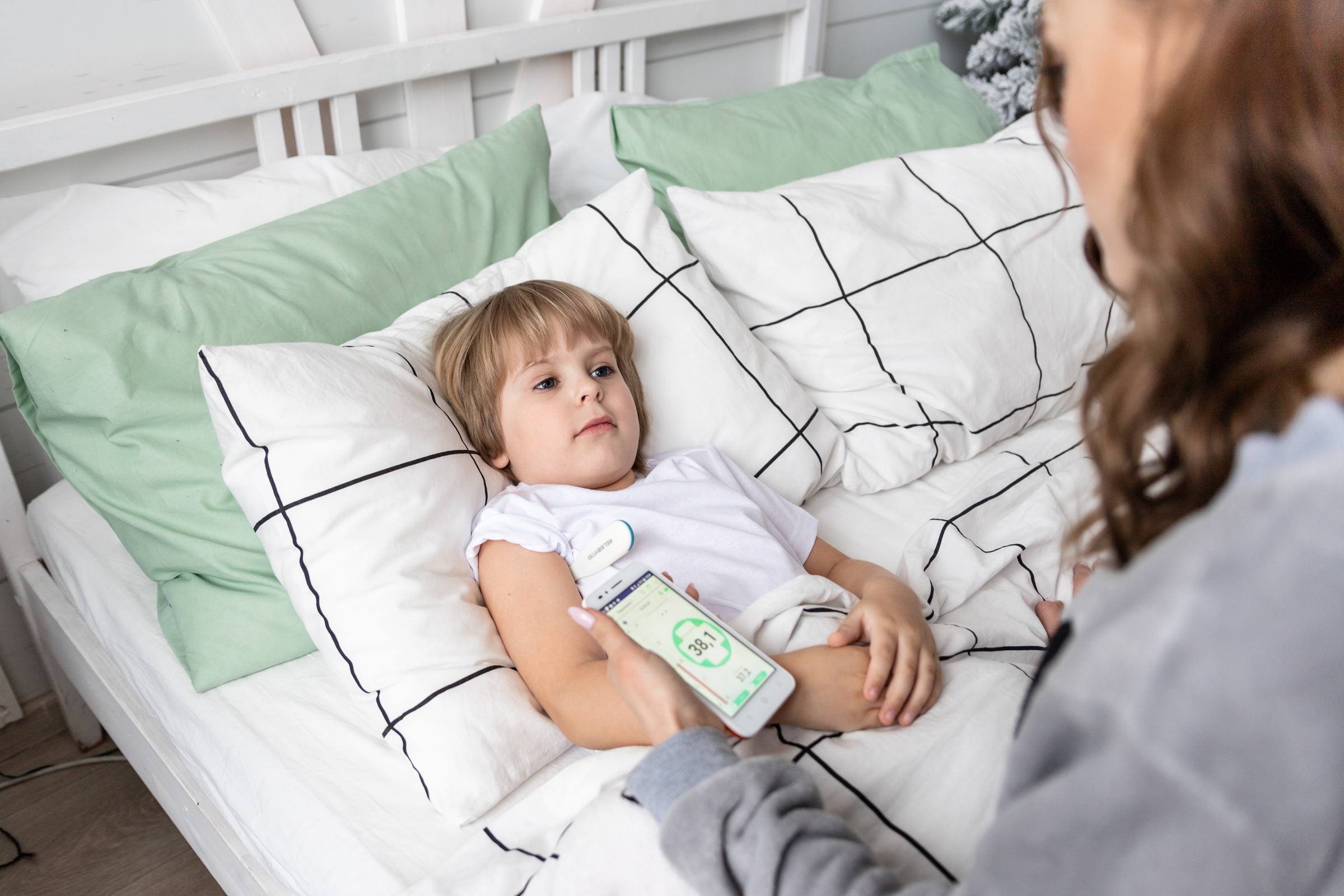 Крупный план использования термометра у ребёнка